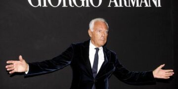 جورجيو أرماني يرحل عن 91 عامًا.. محطات من حياة مصمم الأزياء الشهير