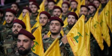 لبنان.. انسحاب الوزراء الشيعة من جلسة “حاسمة” للحكومة اللبنانية لمناقشة خطة نزع سلاح “حزب الله”.. خلافات وضغوطات وتحذيرات من حرب أهلية