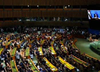 يديعوت احرونوت: العالم يرفع البطاقة الصفراء لحكومة نتنياهو