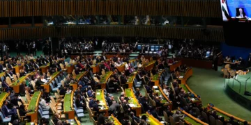 يديعوت احرونوت: العالم يرفع البطاقة الصفراء لحكومة نتنياهو