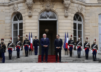 رئيس وزراء فرنسا الجديد يتولى منصبه ويعد بـ”مسارات سياسية جديدة”