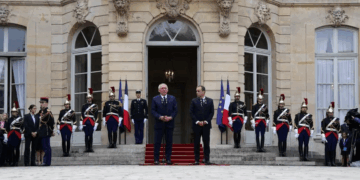 رئيس وزراء فرنسا الجديد يتولى منصبه ويعد بـ”مسارات سياسية جديدة”