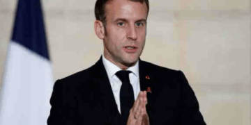 ماكرون يعتزم تعيين رئيس جديد للوزراء بشكل عاجل وسط أزمة سياسية