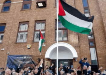 رفع علم فلسطين فوق مبنى سفارتها في لندن