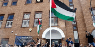 رفع علم فلسطين فوق مبنى سفارتها في لندن