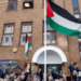 رفع علم فلسطين فوق مبنى سفارتها في لندن