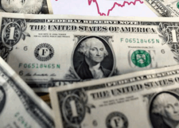 الدولار يهبط إلى أدنى مستوى في 7 أسابيع وسط ترقب مراجعات حاسمة لسوق العمل الأميركي