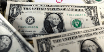 الدولار يهبط إلى أدنى مستوى في 7 أسابيع وسط ترقب مراجعات حاسمة لسوق العمل الأميركي
