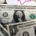 الدولار يهبط إلى أدنى مستوى في 7 أسابيع وسط ترقب مراجعات حاسمة لسوق العمل الأميركي