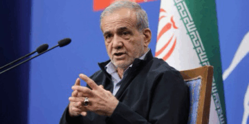 الرئيس الإيراني: الولايات المتحدة طلبت من طهران تسليمها كل اليورانيوم المخصب مقابل رفع العقوبات لمدة ثلاثة أشهر