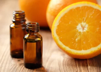 زيت البرتقال.. إكسير طبيعي لبشرة مشرقة وشابة