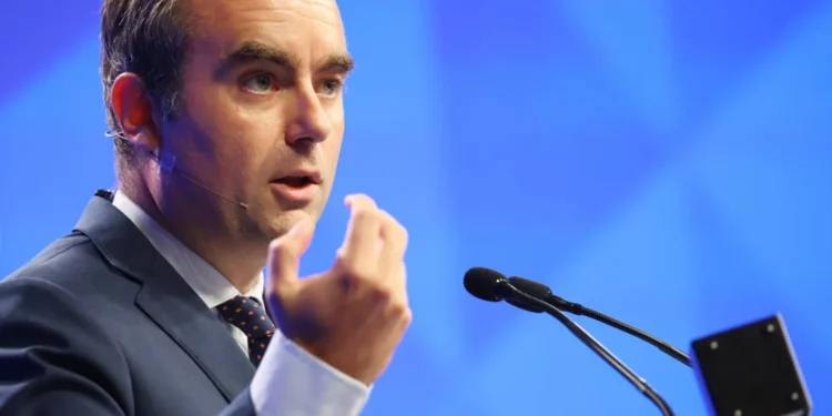 ماكرون يعين سيباستيان لوكورنو رئيساً للوزراء