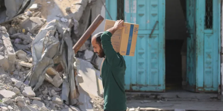 تزامنا مع الغارات.. نتنياهو يقرر إغلاق جميع المعابر إلى غزة