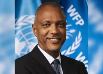 حكومة البرهان تطرد مسؤوليْن في “الغذاء العالمي” من السودان