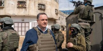 كاتس: فرصة أخيرة لمغادرة غزة ومن سيبقى من الفلسطينيين سيُصنف كـ”مقاتل” وسنشدد الحصار ونسيطر على الساحل..وحماس تعتبر التصريحات تمهد لتصعيد جرائم الحرب