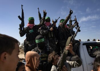 حماس تعيد بسط سيطرتها على قطاع غزة وتلاحق المشتبه بتعاونهم مع إسرائيل