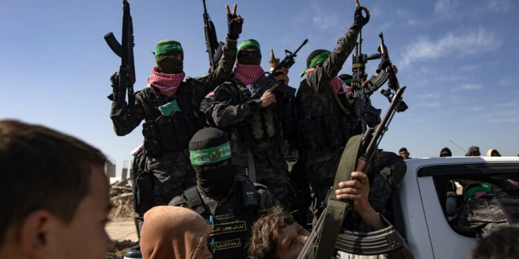 حماس تعيد بسط سيطرتها على قطاع غزة وتلاحق المشتبه بتعاونهم مع إسرائيل