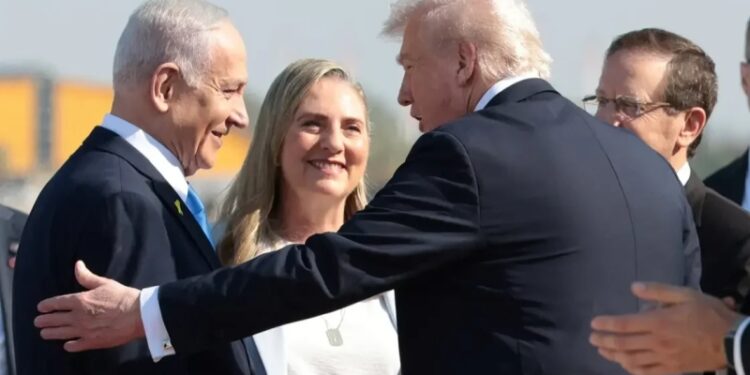 قبل توجهه إلى مدينة شرم الشيخ.. ترامب يصل إسرائيل في زيارة تستغرق ساعات قليلة يتخللها خطاب “هام” أمام الكنيست