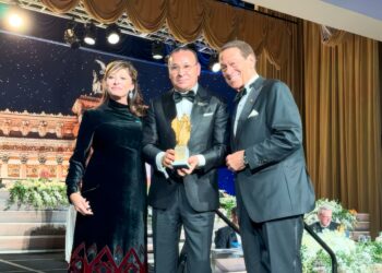 خلال حفل مؤسسة NIAF للجمعية الوطنية الإيطالية – الأمريكية بواشنطن بمناسبة مرور خمسين عامًا على تأسيسها كمال الغريبي رئيس مجموعة GKSD الإيطالية يمنح جائزة DEA ROMA “أهدي هذه الجائزة لكافة كوادرنا الطبية وللباحثين.. خالص امتناني لمؤسسة NIAF على هذا التكريم المشرّف”