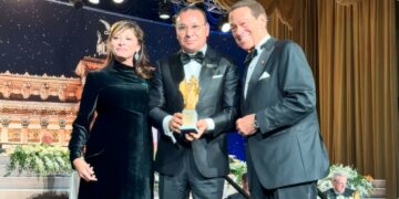 خلال حفل مؤسسة NIAF للجمعية الوطنية الإيطالية – الأمريكية بواشنطن بمناسبة مرور خمسين عامًا على تأسيسها كمال الغريبي رئيس مجموعة GKSD الإيطالية يمنح جائزة DEA ROMA “أهدي هذه الجائزة لكافة كوادرنا الطبية وللباحثين.. خالص امتناني لمؤسسة NIAF على هذا التكريم المشرّف”