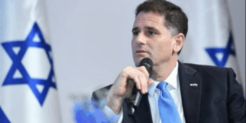 ديرمر يصل شرم الشيخ لقيادة الوفد الإسرائيلي في مفاوضات حرب غزة.. و”حماس” تتحدث عن “تقدم وتفاؤل” في المباحثات