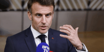 ماكرون يطالب بإنشاء “حوكمة خاصة” في غزة والاعتراف الكامل بدور الفلسطينيين فيها والضغط لتنفيذ اتفاق وقف النار