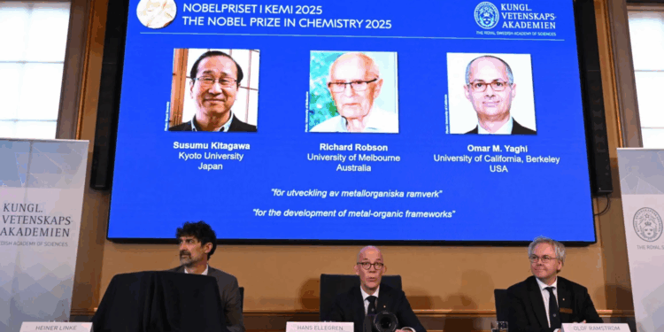 ثلاثة باحثين بينهم الأردني عمر ياغي يفوزون بنوبل الكيمياء