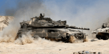 وزير الحرب الإسرائيلي يصدر تعليمات لوضع علامات على “الخط الأصفر” لتحديد الفصل الأمني في قطاع غزة ويهدد من يتجاوزه