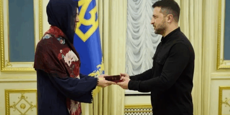 تكريم أوكراني لدولة الإمارات.. زيلينسكي يمنح ريم الهاشمي وسام الأميرة أولغا