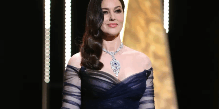 انفصلت مؤخرا عن حبيبها المخرج الأمريكي تيم بيرتون بهدوء ومودةمونيكا بيلوتشي واحد وستون عاما من الجمال والإبداع .. أيقونة السينما ووجه دار كارتيه