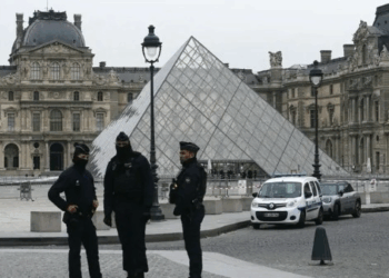 خلال “7 دقائق خاطفة”.. اقتحموا اللوفر وهذا ما سرقوه !