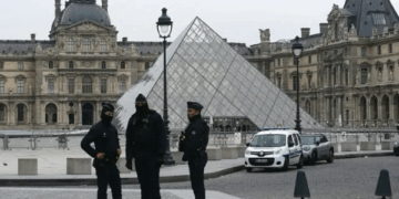 خلال “7 دقائق خاطفة”.. اقتحموا اللوفر وهذا ما سرقوه !