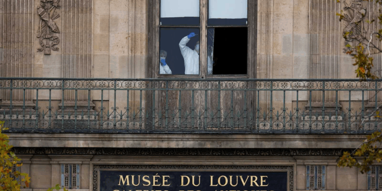 “سرقة اللوفر”.. الكشف عن ثغرات أمنية “فاضحة” استغلها اللصوص !