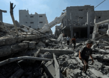 إسرائيل تحذر فلسطينيي غزة من الخروج عن الخط الأصفر وتكثف قصفها داخله وتعتبرها منطقة قتال “خطيرة جدا”.. ونتنياهو يعقد اجتماعا طارئا ويوعز بوقف المساعدات الإنسانية إلى غزة حتى إشعار آخر