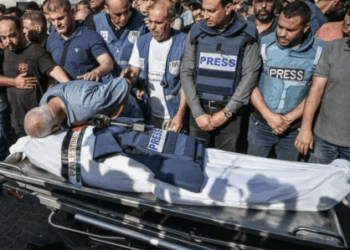 “الغارديان”: غزة تحوّلت إلى مقبرة للصحافيين في مذبحة لم يسبق أن عرفتها الصحافة العالمية