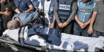 “الغارديان”: غزة تحوّلت إلى مقبرة للصحافيين في مذبحة لم يسبق أن عرفتها الصحافة العالمية