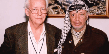 5 عقود من الكتابة المتخصصة عن أزمات وحروب الشرق الأوسطوفاة الصحفي البريطاني ديفيد هيرست