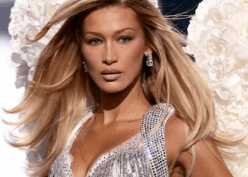 بعد رحلة علاج من مرض ” لايم” .. بيلا حديد تعود للأضواء وتشارك في عرض أزياء Victoria Secret لعام 2025