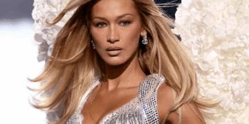 بعد رحلة علاج من مرض ” لايم” .. بيلا حديد تعود للأضواء وتشارك في عرض أزياء Victoria Secret لعام 2025