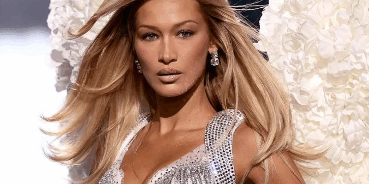 بعد رحلة علاج من مرض ” لايم” .. بيلا حديد تعود للأضواء وتشارك في عرض أزياء Victoria Secret لعام 2025