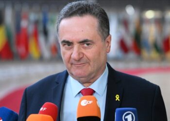 وزير الدفاع الإسرائيلي يحظر زيارات الصليب الأحمر للمقاتلين الفلسطينيين المعتقلين