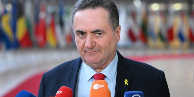 وزير الدفاع الإسرائيلي يحظر زيارات الصليب الأحمر للمقاتلين الفلسطينيين المعتقلين