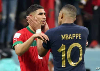 مبابي يهنئ حكيمي ويصفه بـ”ملك إفريقيا”