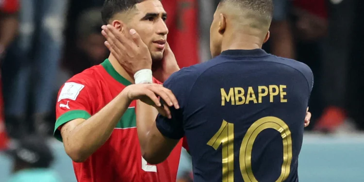 مبابي يهنئ حكيمي ويصفه بـ”ملك إفريقيا”