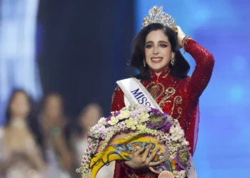 من ضحية تنمر إلى ملكة جمال الكون فاطمة بوش تتوج بلقب “ملكة جمال الكون 2025” بعد نهائي مثير!