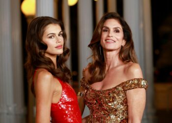 سندي كروفورد وابنتها كايا جيربر تخطفان الأنظار بثنائية الأناقة