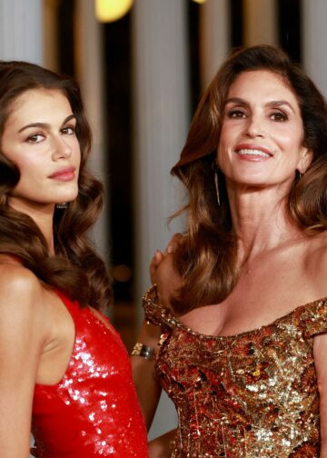 سندي كروفورد وابنتها كايا جيربر تخطفان الأنظار بثنائية الأناقة