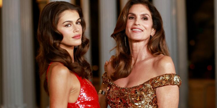 سندي كروفورد وابنتها كايا جيربر تخطفان الأنظار بثنائية الأناقة