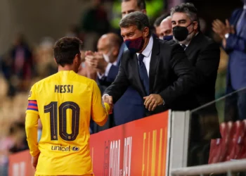 رئيس برشلونة يغلق الباب أمام ميسي: خيار العودة “غير واقعي”