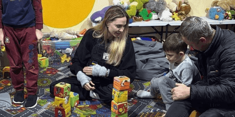 أنجلينا جولي تجري “زيارة مفاجئة” إلى جنوب أوكرانيا